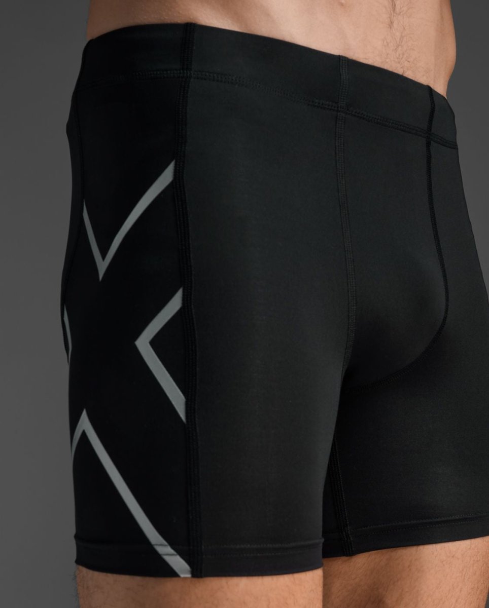 2XU - Core Compression 1/2 Fitnessshorts Herren - black/silver - 2X-MA4508B-BLK/SIL-XXS - Sportbrands24