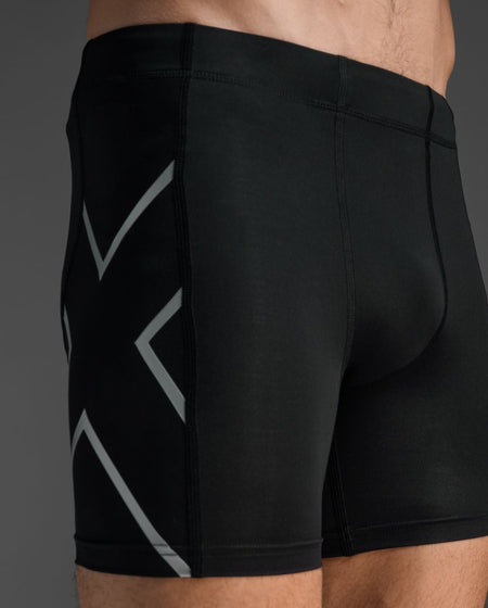 2XU - Core Compression 1/2 Fitnessshorts Herren - black/silver - 2X-MA4508B-BLK/SIL-XXS - Sportbrands24