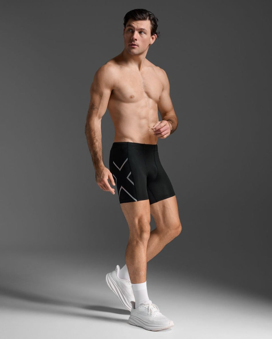 2XU - Core Compression 1/2 Fitnessshorts Herren - black/silver - 2X-MA4508B-BLK/SIL-XXS - Sportbrands24