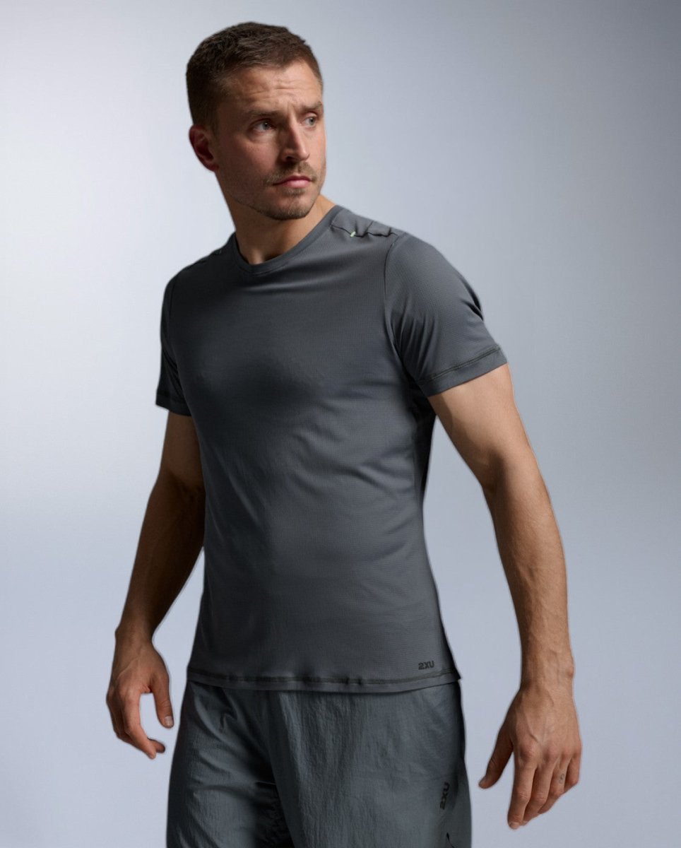 2XU - Aero Trail Tee Laufshirt Herren - turbulence/black reflective - 2X-MR7672A-TRB/BRF-XS - Sportbrands24