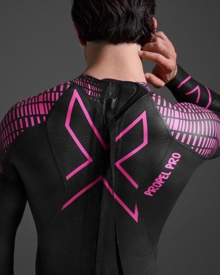2XU - Propel Pro Wetsuit Neoprenanzug Herren - black/punk pink - 2X-MW5124C-BLK/PUK-MT - Sportbrands24