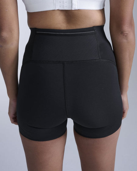 2XU - Aero Mesh Hi - Rise 4 Inch Shorts Laufhose Damen - black/silver reflective - 2X-WA7509B-BLK/SRF-XXS - Sportbrands24