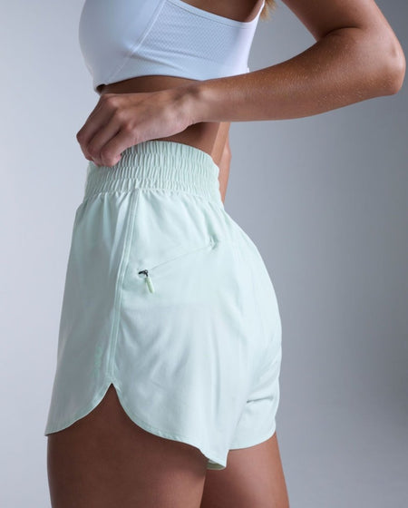 2XU - Aero Hi - Rise 4 Inch Shorts Laufhose Damen - mint dust/mint reflective - 2X-WR7458B-MND/MDR-XXS - Sportbrands24